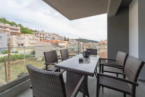 Balkón nebo terasa v ubytování Semiramis Modern - Sleeps 8