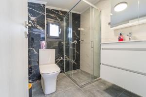 Koupelna v ubytování Semiramis Modern - Sleeps 8 + 16 fotografií