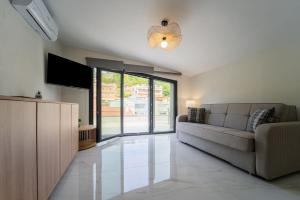 TV a/nebo společenská místnost v ubytování Semiramis Modern - Sleeps 8