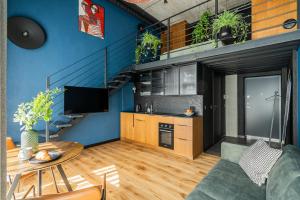 una sala de estar con un sofá y una mesa en Paupys lofts, en Vilna 23 fotos más