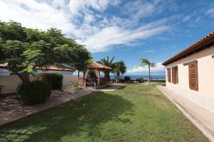 a view of the yard of a house at Villa Charly in Puerto de la Madera