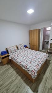 Hostel Maria في بيوش: غرفة نوم بسرير وارضية خشبية