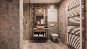 ゼーフェルト・イン・チロルにあるTriple A Chaletsの洗面台とトイレ付きのバスルーム +52枚の写真