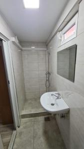 Hostel Maria في بيوش: حمام أبيض مع حوض ومرآة