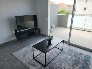 TV o dispositivi per l'intrattenimento presso New villa 5mn from the beach-Pyrenees view