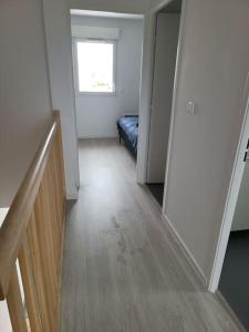 una camera con corridoio, letto e finestra di New villa 5mn from the beach-Pyrenees view a Sainte-Marie-la-Mer
