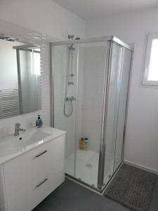 un bagno bianco con doccia e lavandino di New villa 5mn from the beach-Pyrenees view a Sainte-Marie-la-Mer