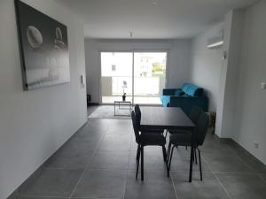 Area soggiorno di New villa 5mn from the beach-Pyrenees view