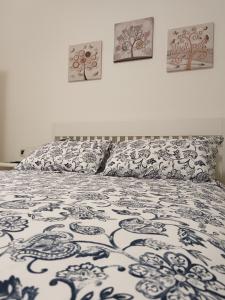 um quarto com uma cama e duas pinturas na parede em B&B COLLE TARIGNI em Manoppello