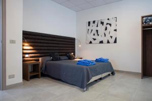 1 dormitorio con 1 cama con cabecero de madera en Pennaluce, en Vasto