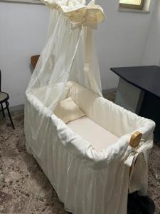 um sofá branco com um dossel num quarto em Casa Posa em Bari