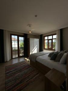 1 dormitorio con 2 camas, ventanas y alfombra en RizeKonak Luxury Villa Private Garden Ac Sea View en Rize