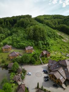 uma vista aérea de uma casa com estacionamento em Царська Долина em Neresnytsya
