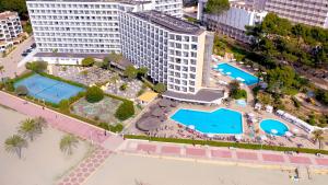 Bazén v ubytování Hotel Vibra Beverly Playa nebo v jeho okolí