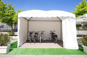un grupo de bicicletas estacionadas en un garaje blanco en Pennaluce, en Vasto