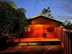 圣若瑟Bungalow cosy, tout confort的篱笆前有露台的小木屋