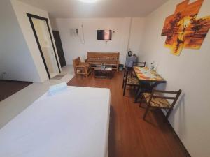 Postel nebo postele na pokoji v ubytování Gaja Go Dive & Inn