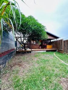 圣若瑟Bungalow cosy, tout confort的草场和建筑的房子