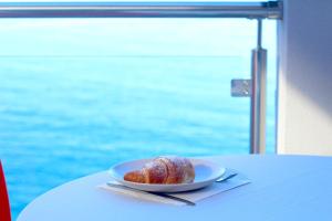 um prato de comida numa mesa com um produto de pastelaria em La Dimora sul Mare em Marina di Camerota