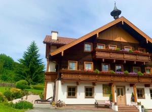 Cette grande maison en bois dispose d'un balcon. dans l'établissement Ferienhof Nasnergut, à Radstadt