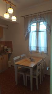Kuchyňa alebo kuchynka v ubytovaní Molos House