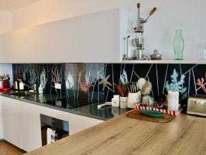 西斯蒂亚纳Portopiccolo Apartments - Telgatino nel Golfo的厨房的台面上有装饰品。