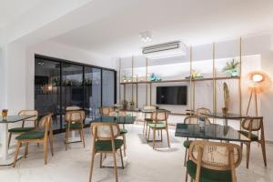 チィリヴィにあるIsola Conceptのテーブルと椅子が備わるレストラン
