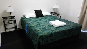Un pat sau paturi într-o cameră la Port Denison Motor Inn