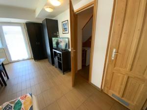 Televízia a/alebo spoločenská miestnosť v ubytovaní Első Fecske apartmanok