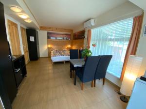 Posteľ alebo postele v izbe v ubytovaní Első Fecske apartmanok