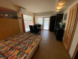 Posteľ alebo postele v izbe v ubytovaní Első Fecske apartmanok