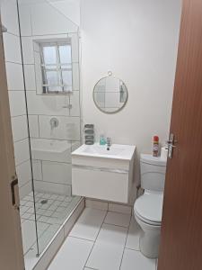 Un baño con inodoro, lavabo y ducha. en Innes Self-catering Apartment, en Bloemfontein 23 fotos más