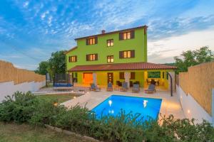 ein Haus mit einem Swimmingpool davor in der Unterkunft House Gorana by IstriaLux in Bibići
