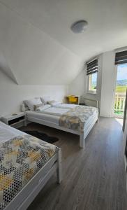 um quarto com duas camas e um sofá em Guest House Green Field em Saraievo