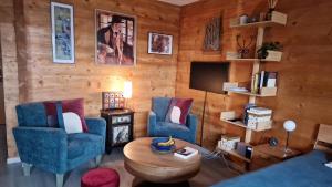 a living room with two chairs and a table at Studio Luizet Nr 28 in Leukerbad