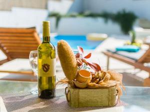 eine Flasche Wein und ein Korb mit Essen auf dem Tisch in der Unterkunft House Gorana by IstriaLux in Bibići