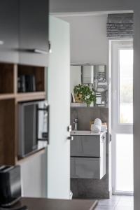 Kuchyňa alebo kuchynka v ubytovaní Akvarell Apartmanház