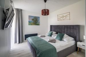 Posteľ alebo postele v izbe v ubytovaní Akvarell Apartmanház