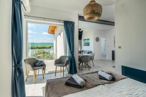 Posteľ alebo postele v izbe v ubytovaní Akvarell Apartmanház