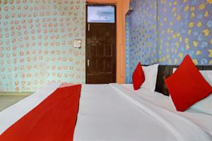 Un ou plusieurs lits dans un hébergement de l'établissement OYO Flagship J7 Hotel & Banquets
