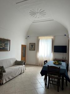a living room with a couch and a table at Da Nonna Luciana in Scala
