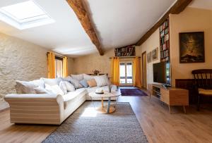ein Wohnzimmer mit einem weißen Sofa und einem Tisch in der Unterkunft Montclar in Montclar