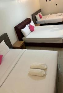 Postel nebo postele na pokoji v ubytování Hotel Sri Sutra PJ 222