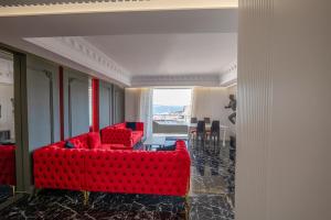 een woonkamer met twee rode banken en een tafel bij New Beach Suite in Sarandë +80 foto's
