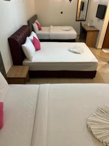Postel nebo postele na pokoji v ubytování Hotel Sri Sutra PJ 222