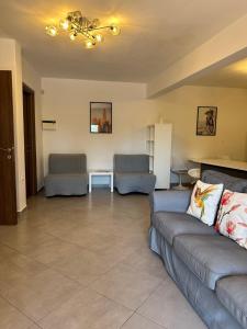 een woonkamer met een bank en een tafel bij Serenity Apartment in Paliouri in Paliouri