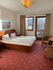 Postel nebo postele na pokoji v ubytování Gartenhotel & Weingut Pfeffel Dürnstein