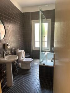 ein Badezimmer mit Toilette, Waschbecken und Dusche in der Unterkunft VICTORIA BOUTIQUE HOTEL in El Mîna