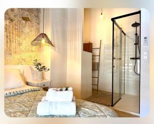 sypialnia z łóżkiem z ręcznikami w obiekcie rural-home callemayor w mieście Altura