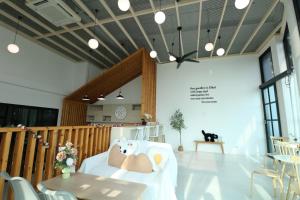 Cette chambre comprend une chaise blanche avec un ours en peluche. dans l'établissement S4 Nai Yang Beach - SHA EXTRA PLUS, à Nai Yang Beach